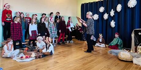 Powiększ grafikę: Uczniowie klasy IIa oraz chór szkolny w inscenizacji jasełek