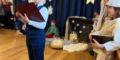 Powiększ grafikę: Uczniowie klasy IIa oraz chór szkolny w inscenizacji jasełek