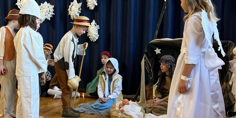 Powiększ grafikę: Uczniowie klasy IIa oraz chór szkolny w inscenizacji jasełek