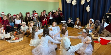 Powiększ grafikę: Uczniowie klasy IIa oraz chór szkolny w inscenizacji jasełekUczniowie klasy IIa oraz chór szkolny w inscenizacji jasełek