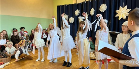 Powiększ grafikę: Uczniowie klasy IIa oraz chór szkolny w inscenizacji jasełek