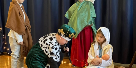 Powiększ grafikę: Uczniowie klasy IIa oraz chór szkolny w inscenizacji jasełek