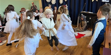 Powiększ grafikę: Uczniowie klasy IIa oraz chór szkolny w inscenizacji jasełek