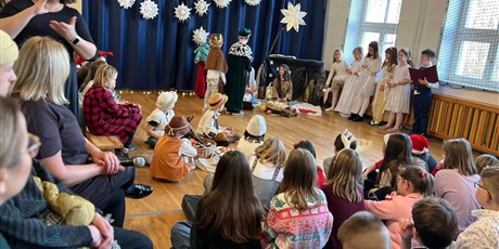 Powiększ grafikę: Uczniowie klasy IIa oraz chór szkolny w inscenizacji jasełek