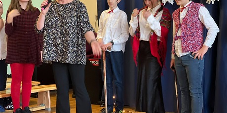 Powiększ grafikę: Uczniowie klasy IIa oraz chór szkolny w inscenizacji jasełek