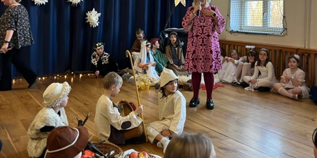 Powiększ grafikę: Uczniowie klasy IIa oraz chór szkolny w inscenizacji jasełek