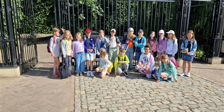 Powiększ grafikę: Uczniowie klasy 3a przed wejściem do parku Oliwskiego
