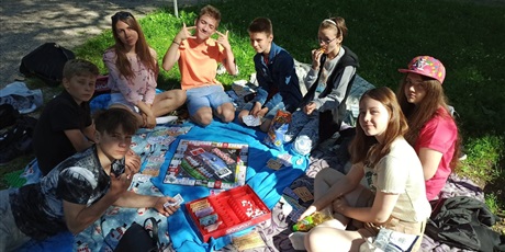 Powiększ grafikę: Uczniowie klasy 7b na pikniku w parku