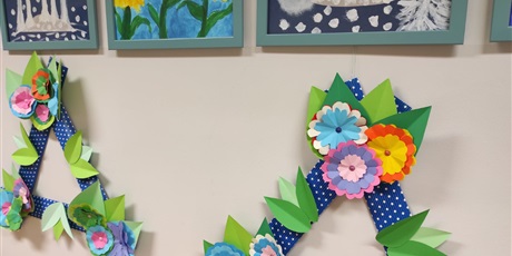 Powiększ grafikę: Kolorowe kwiaty wykonane przez uczniów w czasie zajęć świetlicowych