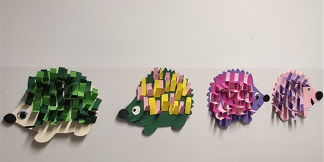 Powiększ grafikę: Kolorowe jeże wycięte z papieru wykonane przez uczniów w czasie zajęć świetlicowych