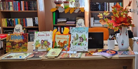 Powiększ grafikę: książki i dynie