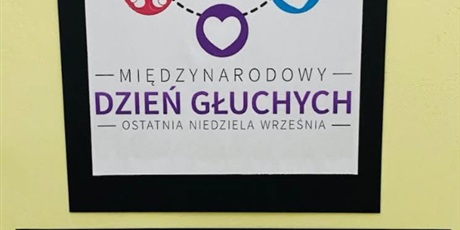 Powiększ grafikę: Uczniowie podczas nauki podstawowych znaków PJM