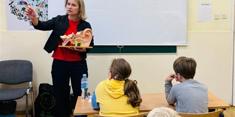 Powiększ grafikę: Uczniowie podczas nauki podstawowych znaków PJM