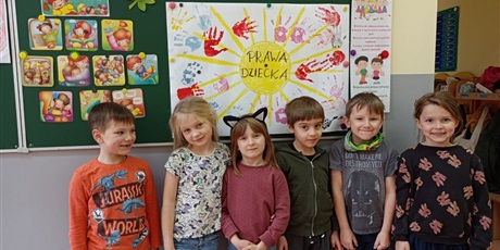 Powiększ grafikę: Uczniowie zerówki na tle przygotowanego plakatu z okazji Międzynarodowego Dnia Praw Dziecka