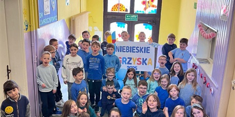 Powiększ grafikę: uczniowie ubrani na niebiesko