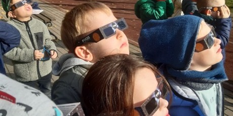 Powiększ grafikę: uczniowie zerówki podczas obserwacji zaćmienia słońca