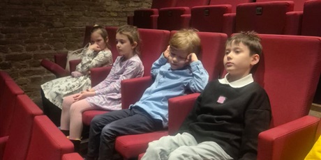 Powiększ grafikę: klasa Ib w teatrze Wybrzeże