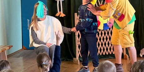 Powiększ grafikę: Teatr Qfer z przedstawieniem pt. „Podwórko Dyzia Piórko”
