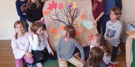 Powiększ grafikę: Uczniowie IIIa prezentują efekt wspólnej pracy - jesienne drzewo