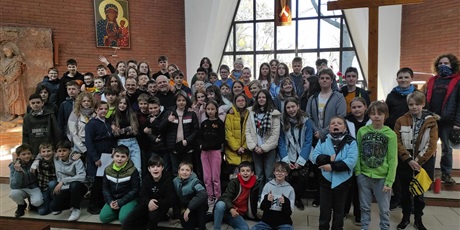 Powiększ grafikę: Uczniowie Piętnastki w czasie rekolekcji w parafii MB Częstochowskiej 