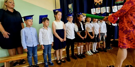 Powiększ grafikę: pasowanie uczniów klas pierwszych