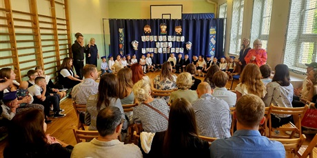 Powiększ grafikę: pasowanie uczniów klas pierwszych