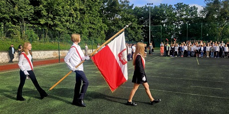 Powiększ grafikę: rozpoczęcie roku szkolnego na boisku szkolnym