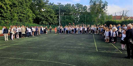 Powiększ grafikę: rozpoczęcie roku szkolnego na boisku szkolnym
