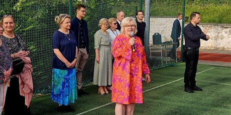 Powiększ grafikę: rozpoczęcie roku szkolnego na boisku szkolnym