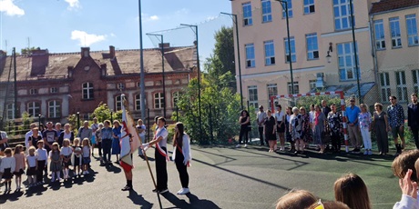 Powiększ grafikę: uroczyste rozpoczęcie roku na boisku szkolnym