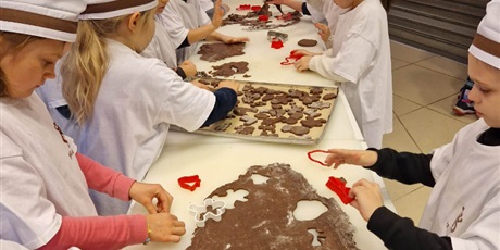 Powiększ grafikę: uczniowie klas 1 i 3 podczas pieczenia pierników w piekarni Pellowski