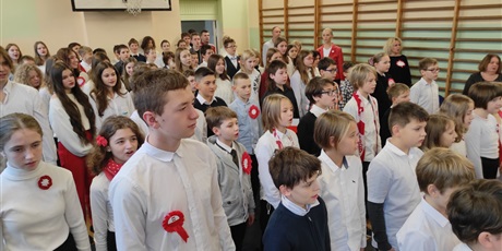 Powiększ grafikę: Uczniowie i nauczyciele śpiewają hymn Polski