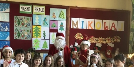 Powiększ grafikę: Uczniowie klasy IIIa wraz z Mikołajem i Śnieżynką