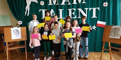 Powiększ grafikę: Uczniowie wyróżnieni w szkolnym konkursie Mam Talent