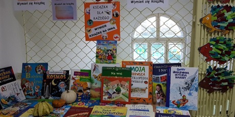 Powiększ grafikę: Wystawa książek przed biblioteką szkolną
