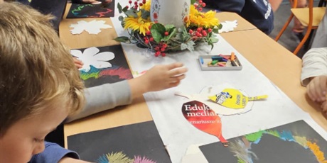 Powiększ grafikę: "Zaszumiało jesienią" klasa IIa w bibliotece szkolnej