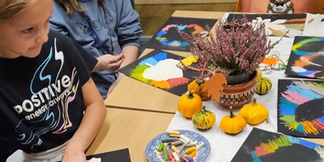 Powiększ grafikę: "Zaszumiało jesienią" klasa IIa w bibliotece szkolnej