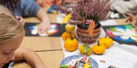 Powiększ grafikę: "Zaszumiało jesienią" klasa IIa w bibliotece szkolnej