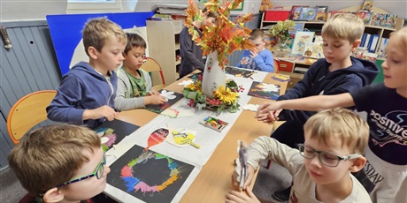 Powiększ grafikę: "Zaszumiało jesienią" klasa IIa w bibliotece szkolnej