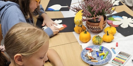 Powiększ grafikę: "Zaszumiało jesienią" klasa IIa w bibliotece szkolnej