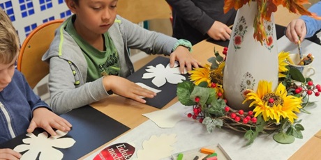 Powiększ grafikę: "Zaszumiało jesienią" klasa IIa w bibliotece szkolnej