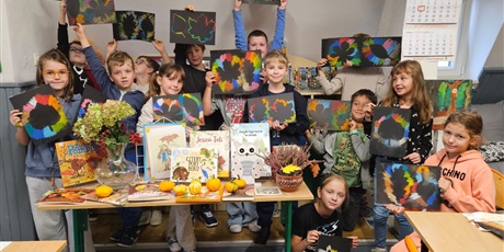 Powiększ grafikę: "Zaszumiało jesienią" klasa IIa w bibliotece szkolnej
